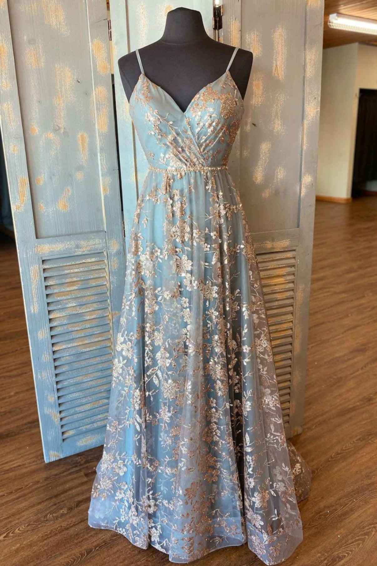 Cute Spaghetti Strap V-Neck Tulle Sequins Long Prom Dress